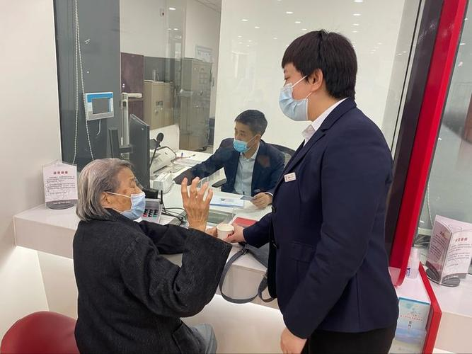 Thay mới thẻ ATM cũ, người phụ nữ phát hiện tài khoản có thêm 1,7 tỷ đồng, ngân hàng khẳng định: Sao kê không tìm thấy người đã chuyển khoản nhầm?- Ảnh 1.