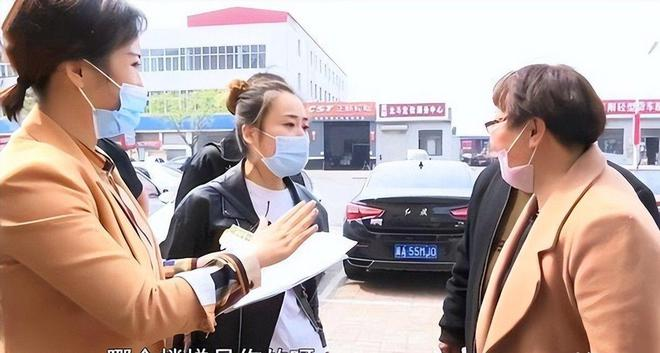 Người đàn ông ở tầng 2 phá dỡ cầu thang chung, yêu cầu cư dân phải trả phí 1,7 tỷ đồng nếu đi qua, khẳng định: “Đây là đất của tôi nên tôi có quyền”- Ảnh 4. Người đàn ông ở tầng 2 phá dỡ cầu thang chung, yêu cầu cư dân phải trả phí 1,7 tỷ đồng nếu đi qua, khẳng định: “Đây là đất của tôi nên tôi có quyền”- Ảnh 4.