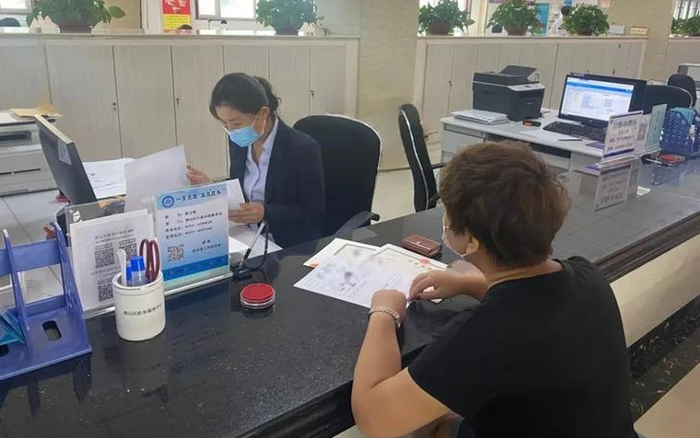 Người phụ nữ đến rút 360 triệu đồng trong sổ tiết kiệm để chuyển vào tài khoản của chính mình: Nhân viên ngân hàng khóa luôn tài khoản, báo cảnh sát- Ảnh 1. Người phụ nữ đến rút 360 triệu đồng trong sổ tiết kiệm để chuyển vào tài khoản của chính mình: Nhân viên ngân hàng khóa luôn tài khoản, báo cảnh sát- Ảnh 1.