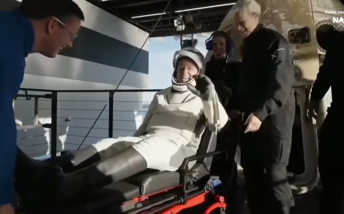 Cảnh tượng lạ tại bờ biển Florida khi 2 phi hành gia trở về Trái Đất sau 9 tháng mắc kẹt ngoài không gian- Ảnh 3. Cảnh tượng lạ tại bờ biển Florida khi 2 phi hành gia trở về Trái Đất sau 9 tháng mắc kẹt ngoài không gian- Ảnh 3.