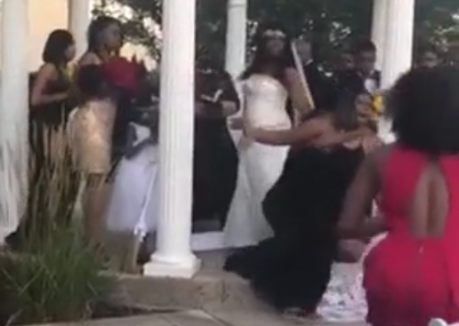 Mỹ: Bạn gái cũ lao thẳng vào đám cưới, tuyên bố sốc với chú rể Mỹ: Bạn gái cũ lao thẳng vào đám cưới, tuyên bố sốc với chú rể