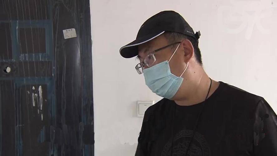 Căn nhà 2 tầng bị nghiêng, xuất hiện nhiều vết nứt, người đàn ông kiện hàng xóm, tòa án: 1 bên phải bồi thường 700 triệu đồng- Ảnh 1.