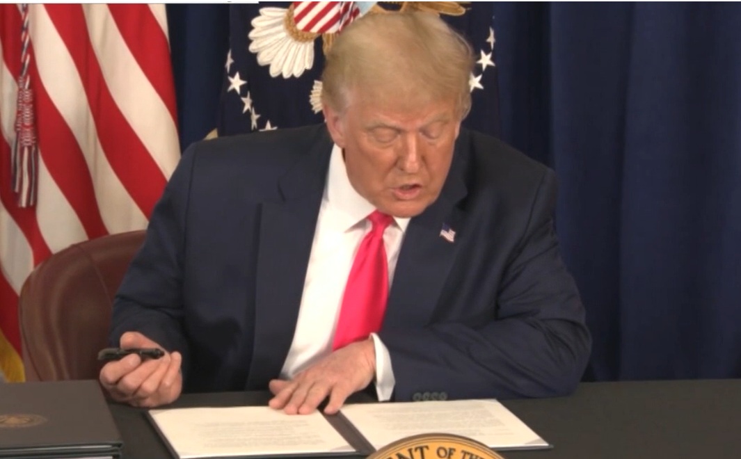 Tổng thống Donald Trump ký lệnh