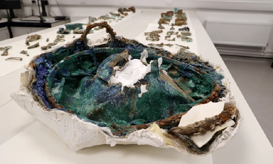 Kho báu chứa 800 vật khác thường lộ ra giữa đồng- Ảnh 2.