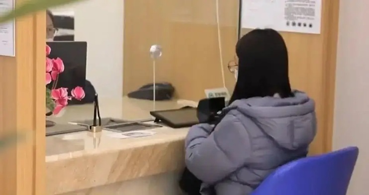 Cô gái sinh năm 1994 có khoản nợ xấu 4,9 tỷ đồng, bị ngân hàng khởi kiện vì không trả tiền, toà án khẳng định: “Khách hàng qua đời từ 25 năm trước”- Ảnh 1.