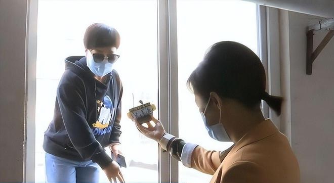 Người đàn ông ở tầng 2 phá dỡ cầu thang chung, yêu cầu cư dân phải trả phí 1,7 tỷ đồng nếu đi qua, khẳng định: “Đây là đất của tôi nên tôi có quyền”- Ảnh 3. Người đàn ông ở tầng 2 phá dỡ cầu thang chung, yêu cầu cư dân phải trả phí 1,7 tỷ đồng nếu đi qua, khẳng định: “Đây là đất của tôi nên tôi có quyền”- Ảnh 3.