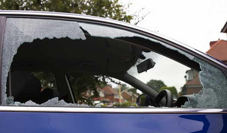 Gửi ô tô tại bãi đỗ, khi quay lại, người đàn ông phát hiện cửa vỡ, mất 1 tỷ đồng trong xe, toà án: Anh được đền bù 2 triệu đồng- Ảnh 1.