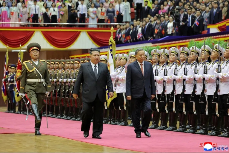 Chùm ảnh: Triều Tiên duyệt binh trong đêm kỷ niệm 80 năm ngày thành lập Đảng Lao động- Ảnh 2.