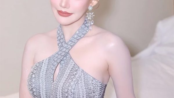 Tình cảnh hoa hậu vừa bị tước vương miện 26 Tình cảnh hoa hậu vừa bị tước vương miện untitled 2 1758681586440 17586815867821446337826