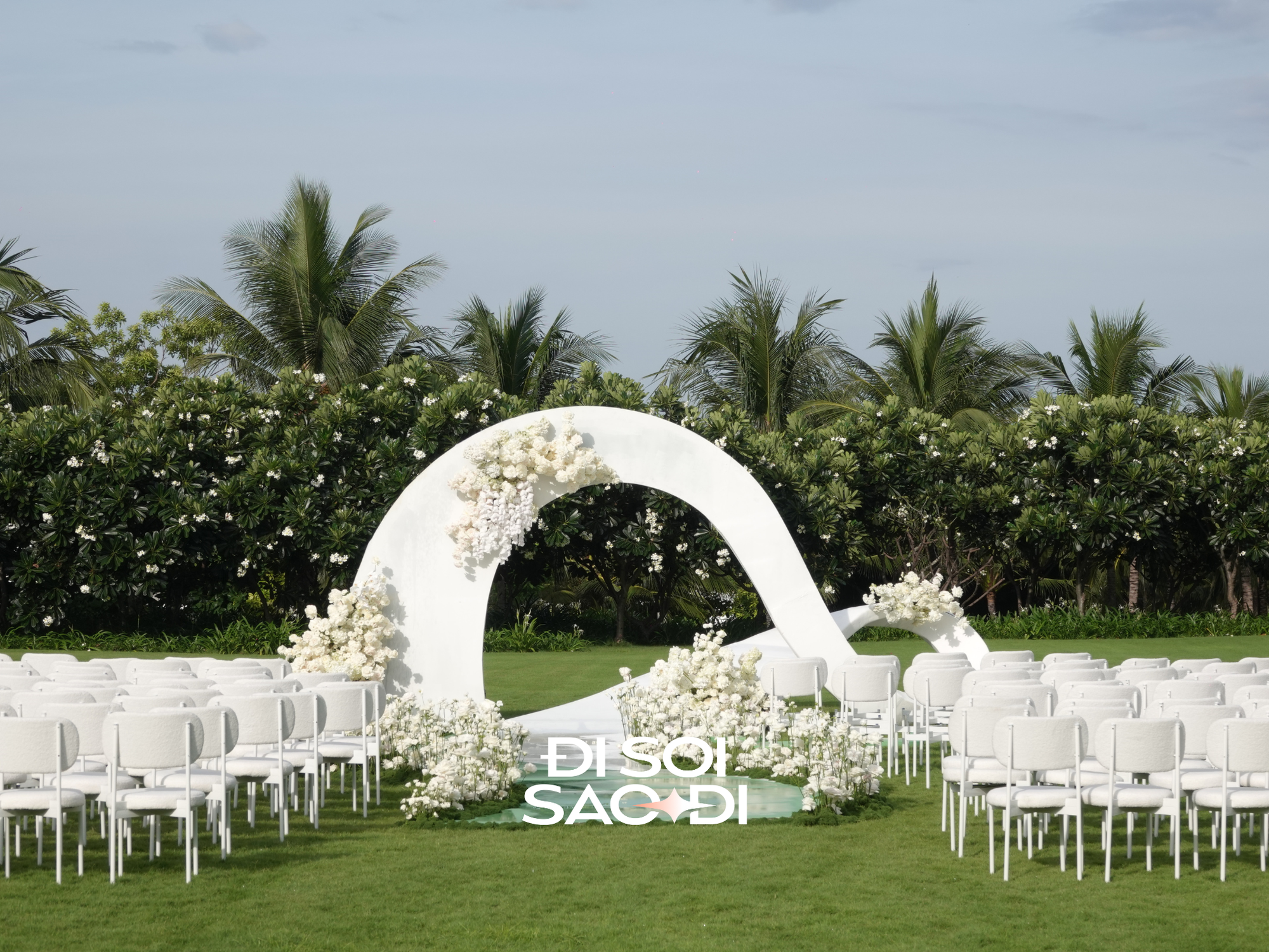 Đám cưới Kai Đinh và vợ gia thế khủng: Dâu rể lộ diện cực đẹp đôi, không gian tiệc đẹp như mơ- Ảnh 1.