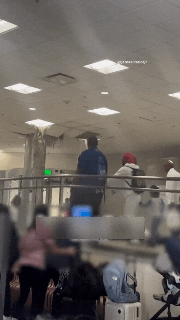 Sân bay Mỹ náo loạn vì “cơn mưa nước thải” từ trần nhà, hành khách bịt mũi chạy vì mùi hôi nồng nặc- Ảnh 2.