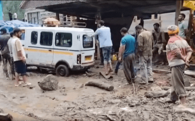 Người dân đang ăn trưa thì bị cuốn trôi: Lũ quét kinh hoàng khiến ít nhất 56 người chết, 80 người mất tích ở Ấn Độ- Ảnh 3.