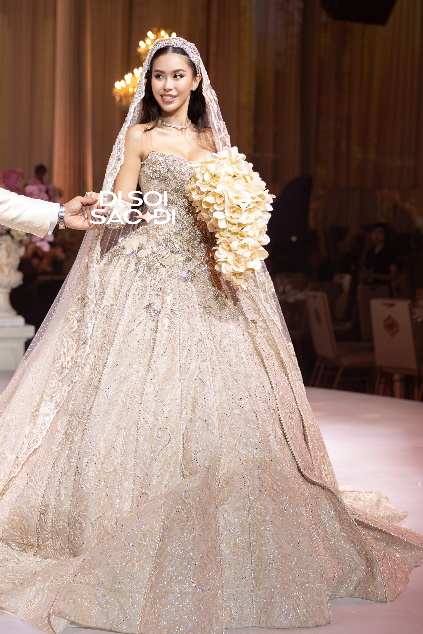 Ái nữ nhà tỷ phú Johnathan Hạnh Nguyễn hoá công chúa trong lễ cưới, visual bùng nổ bên cạnh chồng gốc Dubai- Ảnh 5.