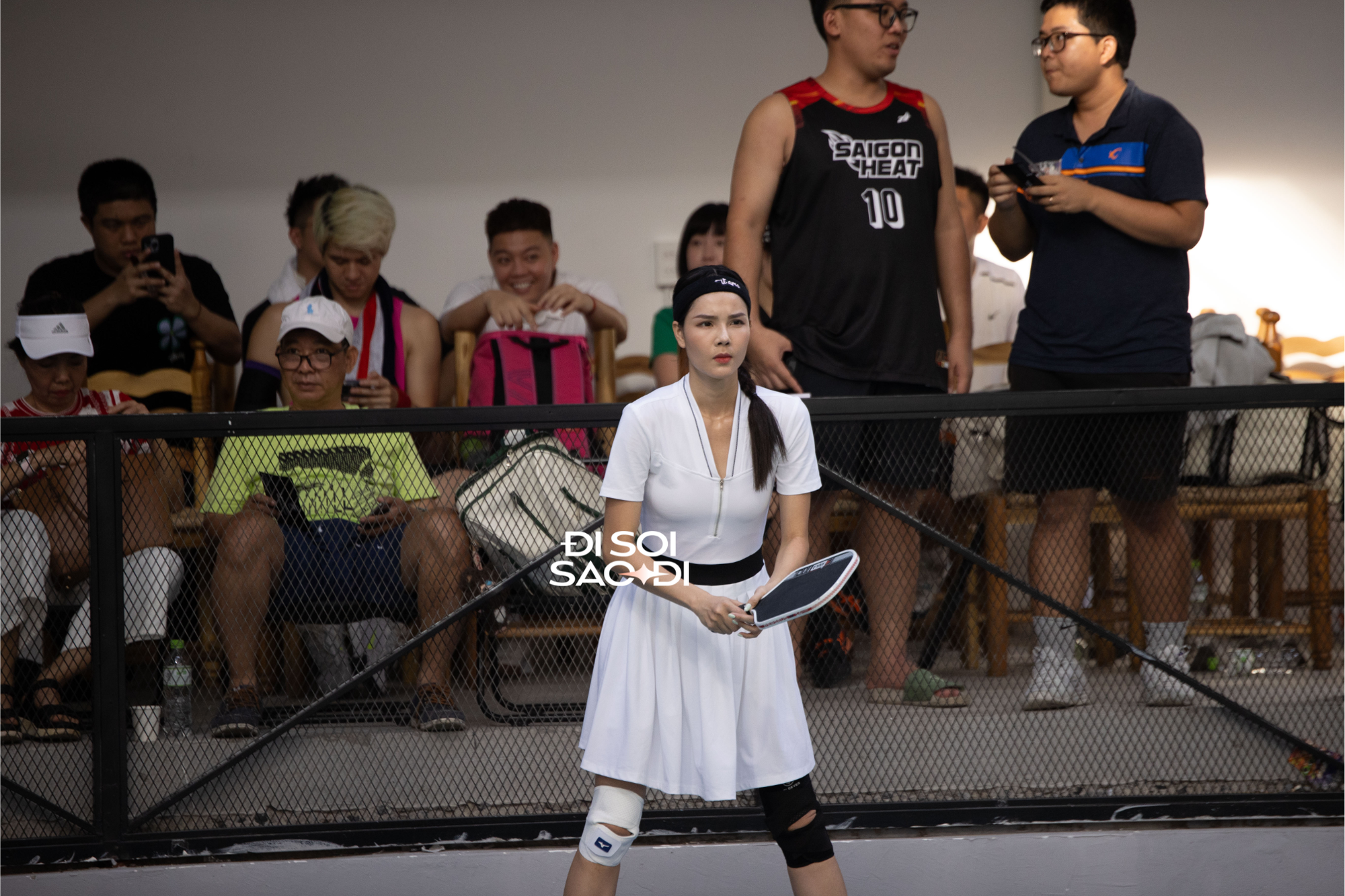 Hình ảnh gây bất ngờ của sao nữ Vbiz vài phút trước cú ngã gãy xương đùi trên sân pickleball- Ảnh 1.