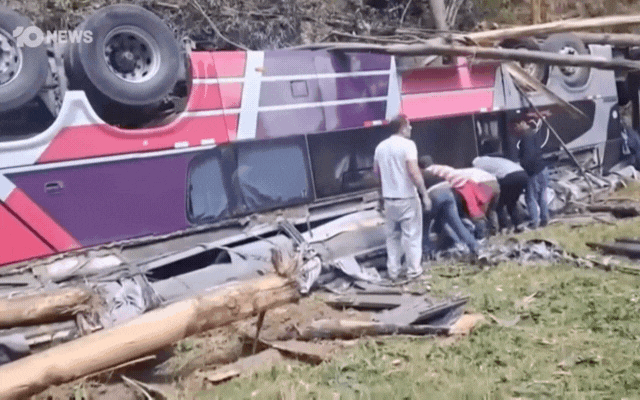 Lật xe buýt 2 tầng: Ít nhất 18 người chết, 48 người bị thương- Ảnh 2.