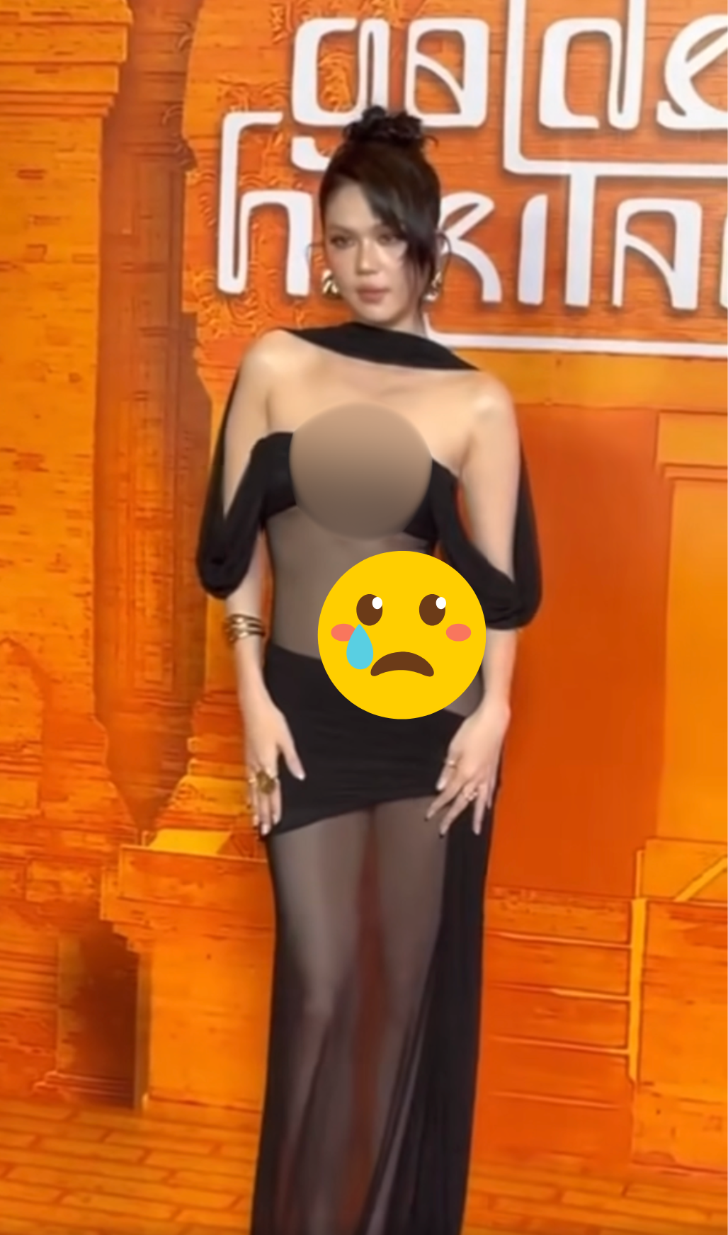 Ngọc Trinh bị chỉ trích phản cảm vì trang phục hở bạo lố lăng- Ảnh 1.