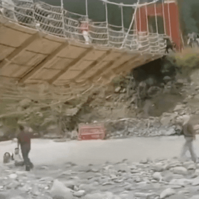 Cận cảnh hiện trường vụ đứt cáp cầu treo ở khu thắng cảnh Tân Cương: 5 người chết, 24 người bị thương- Ảnh 2.