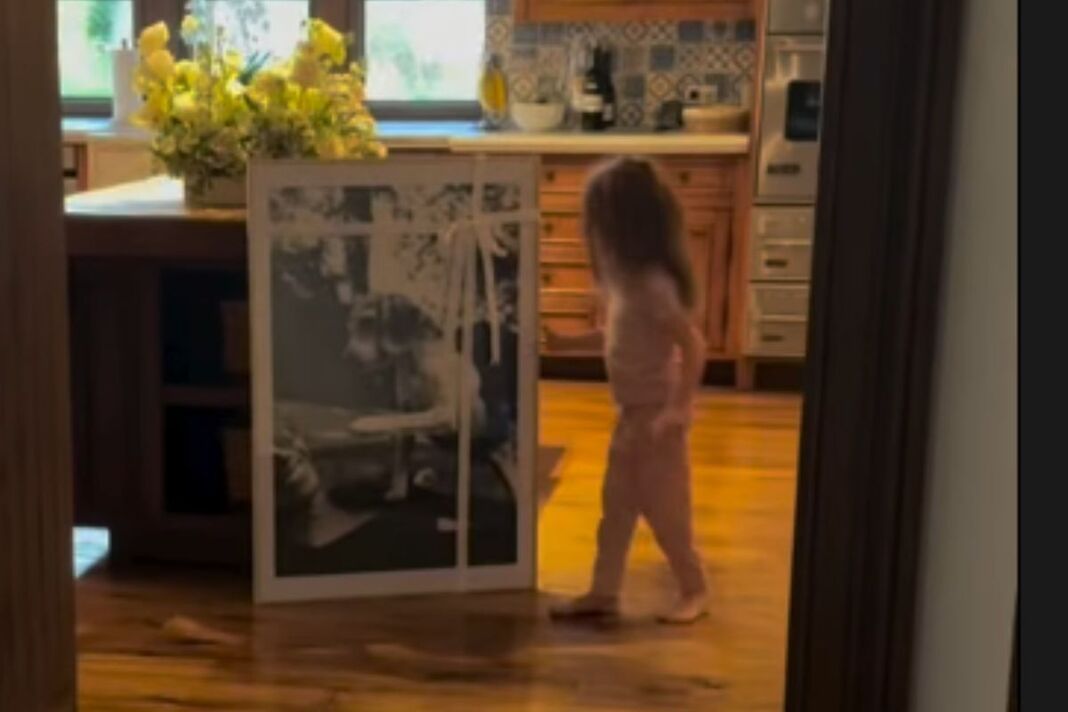 Công chúa Lilibet bất ngờ xuất hiện trong video mới của Meghan- Ảnh 2. Công chúa Lilibet bất ngờ xuất hiện trong video mới của Meghan- Ảnh 2.