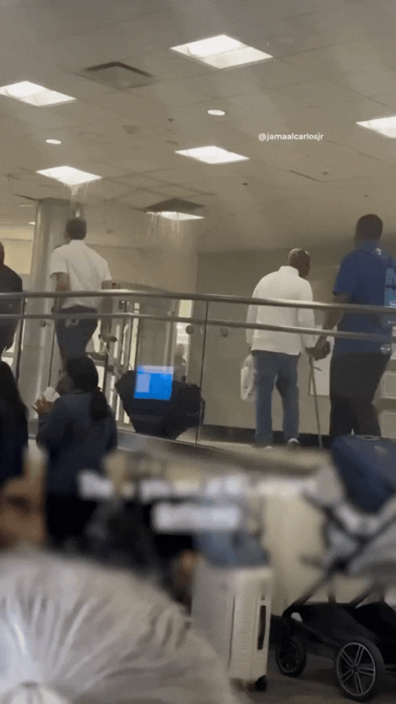 Sân bay Mỹ náo loạn vì “cơn mưa nước thải” từ trần nhà, hành khách bịt mũi chạy vì mùi hôi nồng nặc- Ảnh 1.