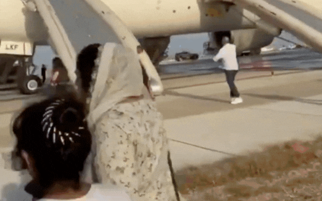 247 hành khách hoảng loạn sơ tán khẩn cấp khi máy bay vừa hạ cánh- Ảnh 1.