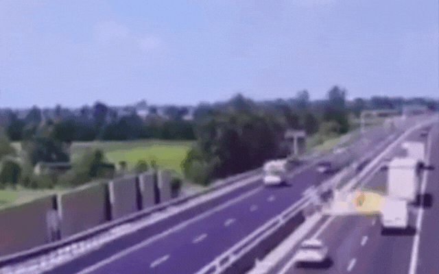 Máy bay lao xuống đường cao tốc rồi phát nổ kinh hoàng, không một ai trong khoang sống sót- Ảnh 2.