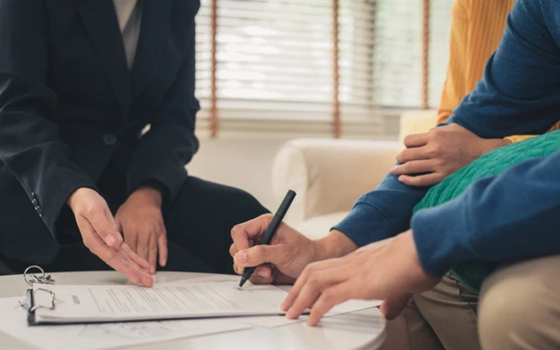 Mẹ mua gói bảo hiểm 1,8 tỷ đồng cho con gái, đến khi bé qua đời chỉ được trả 50 triệu đồng: “Chúng tôi làm theo quy định hợp đồng”- Ảnh 1. Mẹ mua gói bảo hiểm 1,8 tỷ đồng cho con gái, đến khi bé qua đời chỉ được trả 50 triệu đồng: “Chúng tôi làm theo quy định hợp đồng”- Ảnh 1.