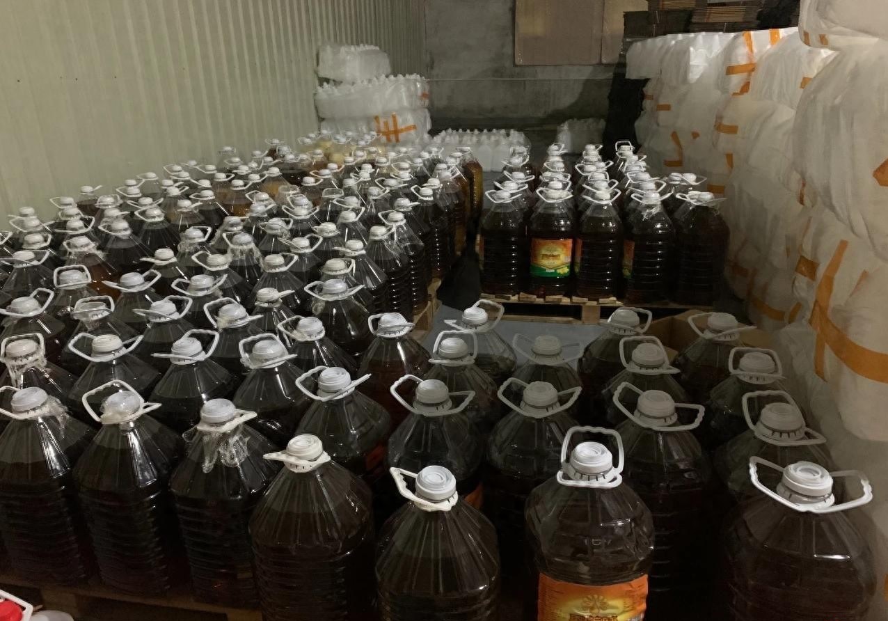 Theo dõi 1 người bán hàng online có doanh thu 14 tỷ đồng, triệt phá đường dây sản xuất dầu ăn nhái: Tịch thu 30 tấn dầu giả đang bốc mùi- Ảnh 1.