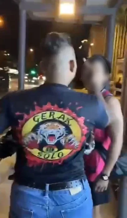 Thách đấu với người đàn ông, nhân viên bảo vệ cao lớn bị đo ván, biết danh tính đối phương mới ngã ngửa- Ảnh 1.