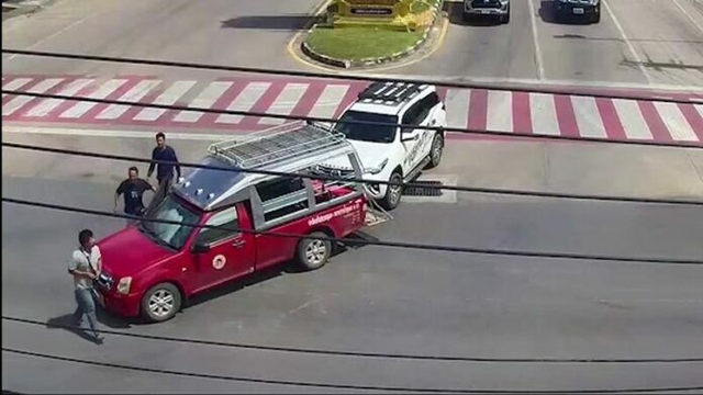 Đột nhiên tạt đầu xe khác nên bị bóp còi cảnh báo, tài xế xe bán tải liền rút súng ra bắn 3 phát- Ảnh 1.