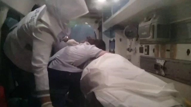 Dừng xe bên đường để hỗ trợ nạn nhân tai nạn giao thông, nữ y tá vừa nhìn thấy người này thì khóc nức nở- Ảnh 2.