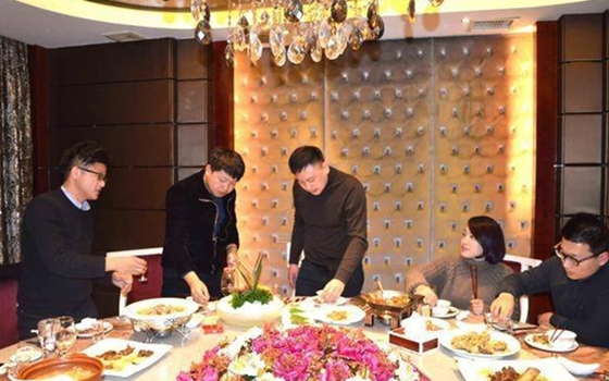 Mời sếp cũ đi ăn nhưng ông kéo theo 10 người nữa, tôi phải thanh toán hoá đơn 40 triệu đồng: 3 tháng sau, nhận được tin nhắn cả đời không quên- Ảnh 1.