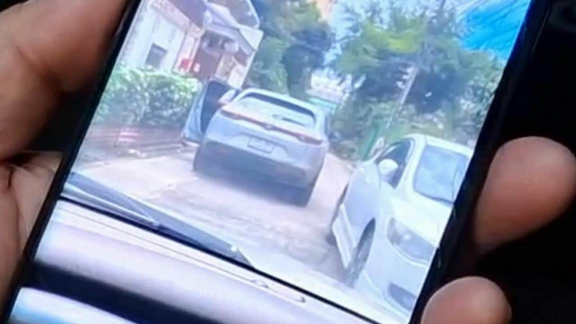 Thấy ô tô của hàng xóm nổ máy từ trưa đến tối, người phụ nữ tới gần thì hoảng hốt, vội báo cảnh sát- Ảnh 1. Thấy ô tô của hàng xóm nổ máy từ trưa đến tối, người phụ nữ tới gần thì hoảng hốt, vội báo cảnh sát- Ảnh 1.