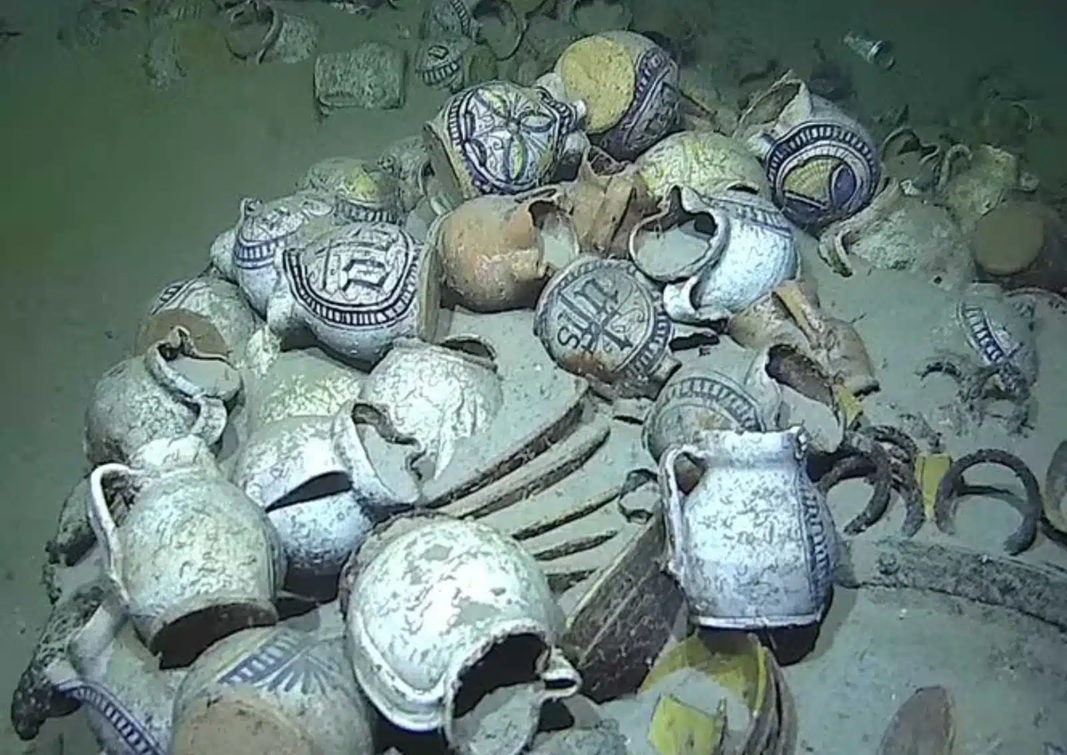 “Tàu ma” chở nặng kho báu hiện ra nguyên vẹn sau 5 thế kỷ- Ảnh 1.