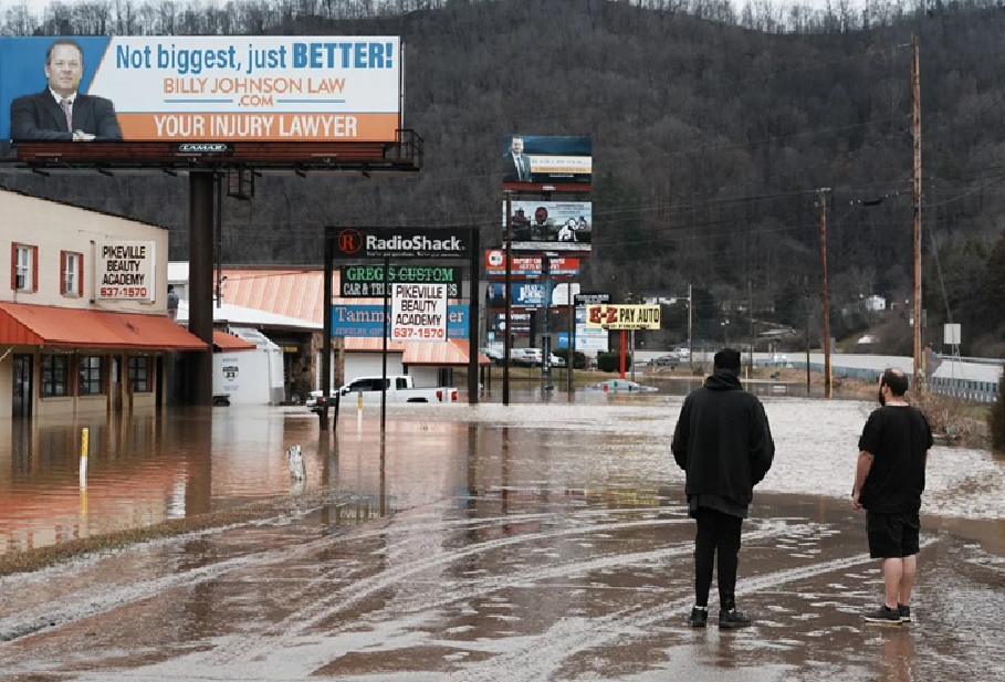 Mỹ: Bão mùa đông gây lũ lụt thảm khốc ở hàng loạt bang, nhiều người thiệt mạng- Ảnh 3. Mỹ: Bão mùa đông gây lũ lụt thảm khốc ở hàng loạt bang, nhiều người thiệt mạng- Ảnh 3.