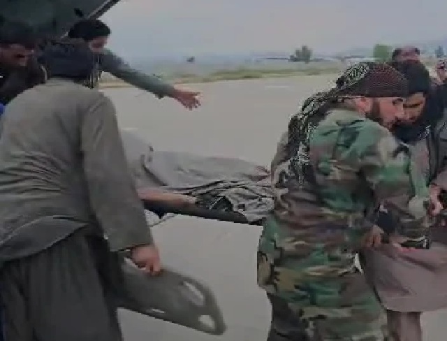 Một người bị thương được vận chuyển khỏi trực thăng - Ảnh: CHÍNH QUYỀN TALIBAN