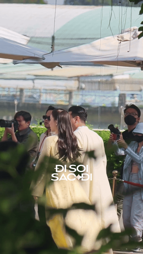 Phillip Nguyễn vừa nắm tay vợ vừa xách túi hiệu, Linh Rin chỉ có việc xinh tại đám cưới Tiên Nguyễn- Ảnh 2. Phillip Nguyễn vừa nắm tay vợ vừa xách túi hiệu, Linh Rin chỉ có việc xinh tại đám cưới Tiên Nguyễn- Ảnh 2.