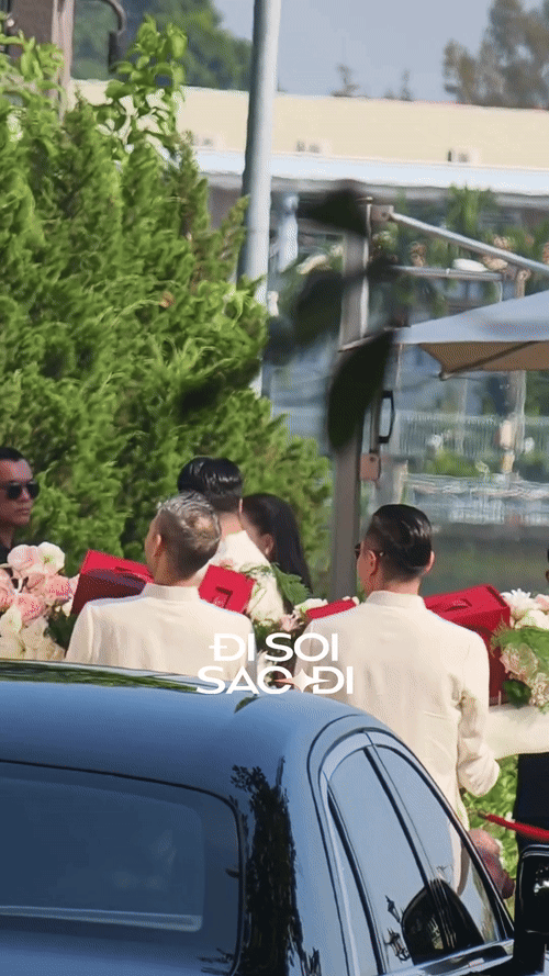 Phillip Nguyễn vừa nắm tay vợ vừa xách túi hiệu, Linh Rin chỉ có việc xinh tại đám cưới Tiên Nguyễn- Ảnh 3. Phillip Nguyễn vừa nắm tay vợ vừa xách túi hiệu, Linh Rin chỉ có việc xinh tại đám cưới Tiên Nguyễn- Ảnh 3.