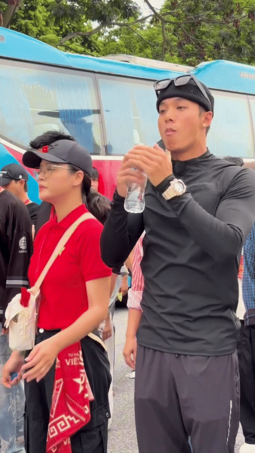 Mỹ nam cao gần 1m9 gây sốt trong buổi tập luyện diễu hành tại Mỹ Đình, mở khẩu trang mới càng ngỡ ngàng- Ảnh 3.