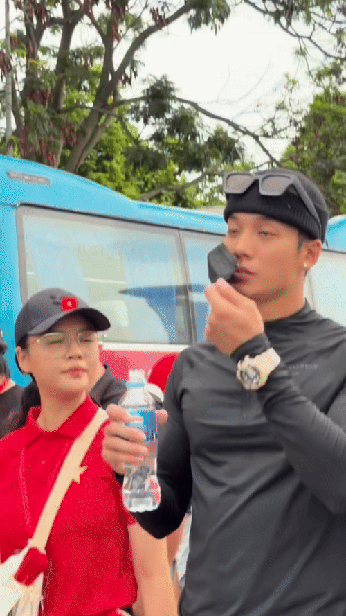 Mỹ nam cao gần 1m9 gây sốt trong buổi tập luyện diễu hành tại Mỹ Đình, mở khẩu trang mới càng ngỡ ngàng- Ảnh 2.