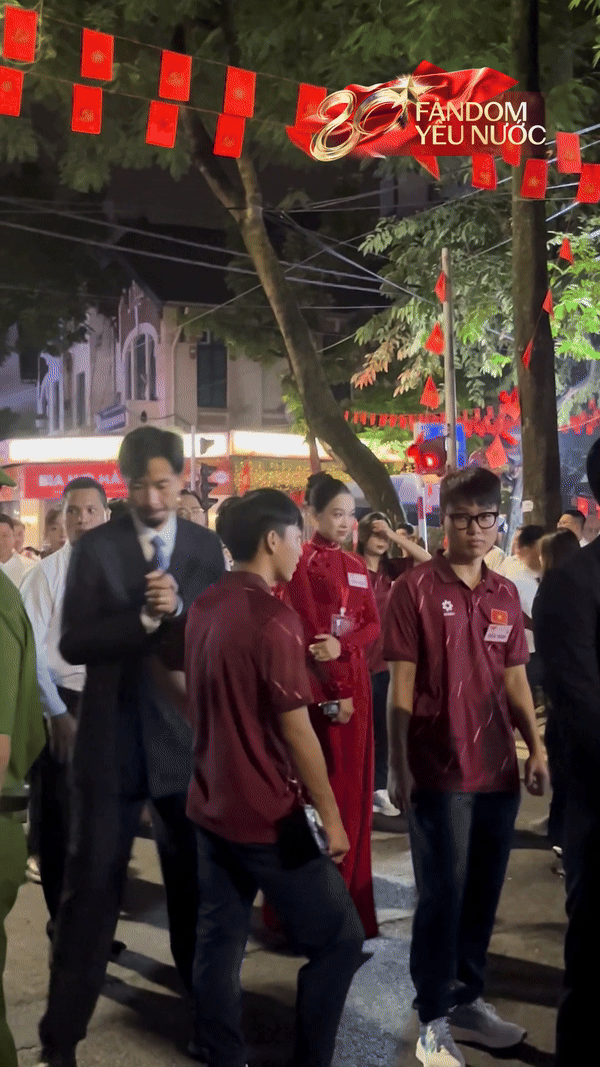 Đen Vâu ghi điểm vì 1 hành động cực tinh tế với chiến sĩ công an làm nhiệm vụ tổng duyệt A80- Ảnh 1.