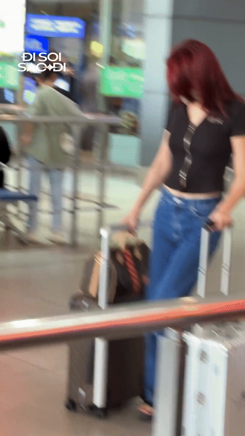 Bắt gặp Tóc Tiên 1 mình lặng lẽ về nước giữa lúc biệt thự bị lợi dụng rao bán- Ảnh 1.