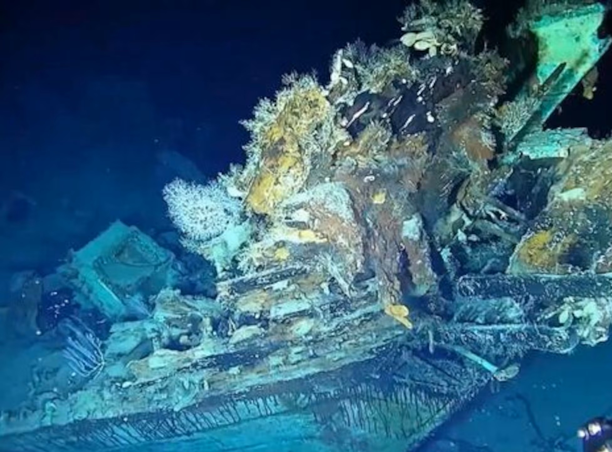 Bắt đầu vớt kho báu vàng, ngọc từ