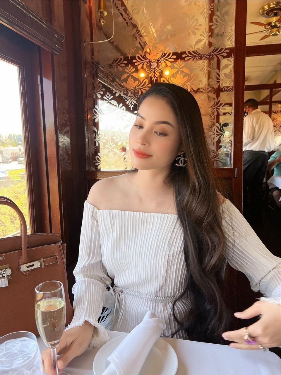 Hoa hậu Phạm Hương và mẹ chồng đại gia có mối quan hệ thế nào?- Ảnh 1.