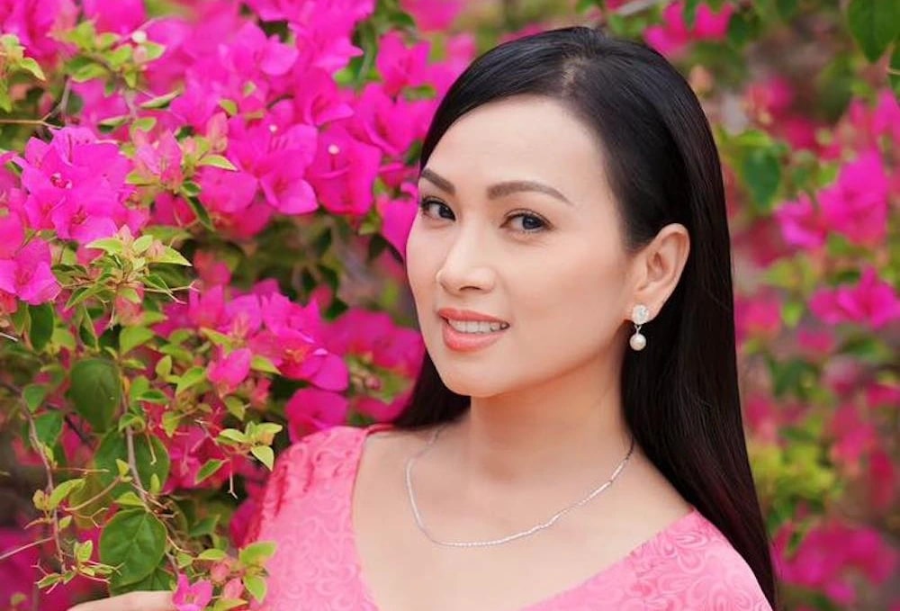 Ca sĩ Việt lấy chồng tỷ phú Mỹ: Được tặng cả một nhà hát, biệt thự rộng tới mức phải di chuyển bằng ô tô- Ảnh 2.