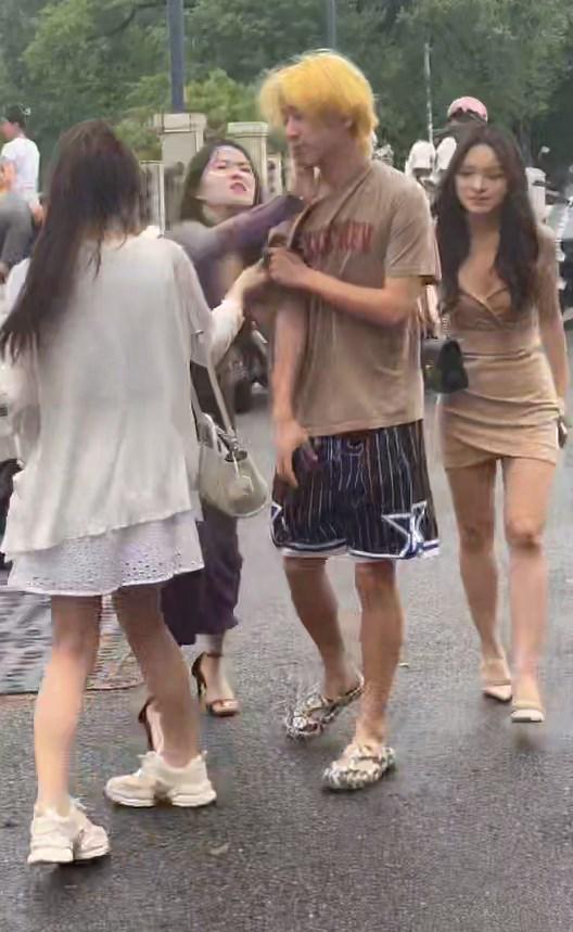 Bị phát hiện hẹn hò với ba cô gái cùng lúc, nam thanh niên rơi vào nghịch cảnh éo le- Ảnh 1. Bị phát hiện hẹn hò với ba cô gái cùng lúc, nam thanh niên rơi vào nghịch cảnh éo le- Ảnh 1.