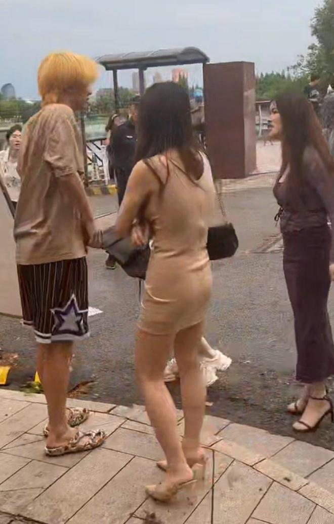 Bị phát hiện hẹn hò với ba cô gái cùng lúc, nam thanh niên rơi vào nghịch cảnh éo le- Ảnh 2. Bị phát hiện hẹn hò với ba cô gái cùng lúc, nam thanh niên rơi vào nghịch cảnh éo le- Ảnh 2.