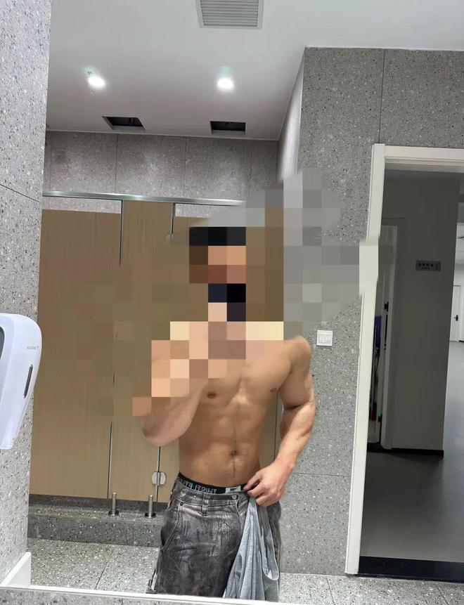 Phát hiện streamer nổi tiếng thường xuyên đăng tư liệu nhạy cảm, dân mạng