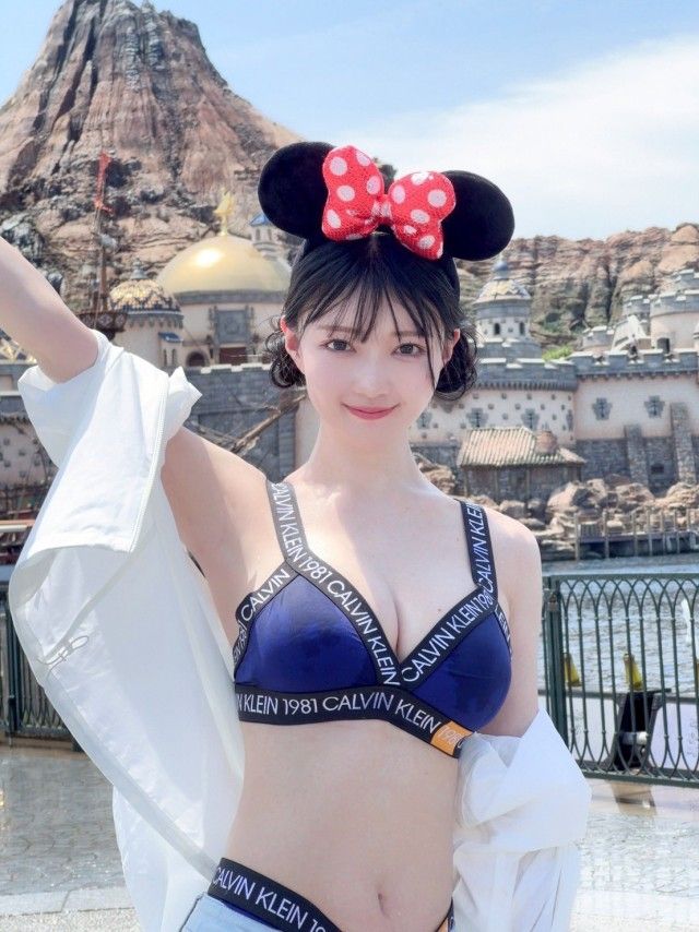 Diện đồ phản cảm tại khu vui chơi trẻ em, cô gái bị dân mạng chỉ trích: Từ