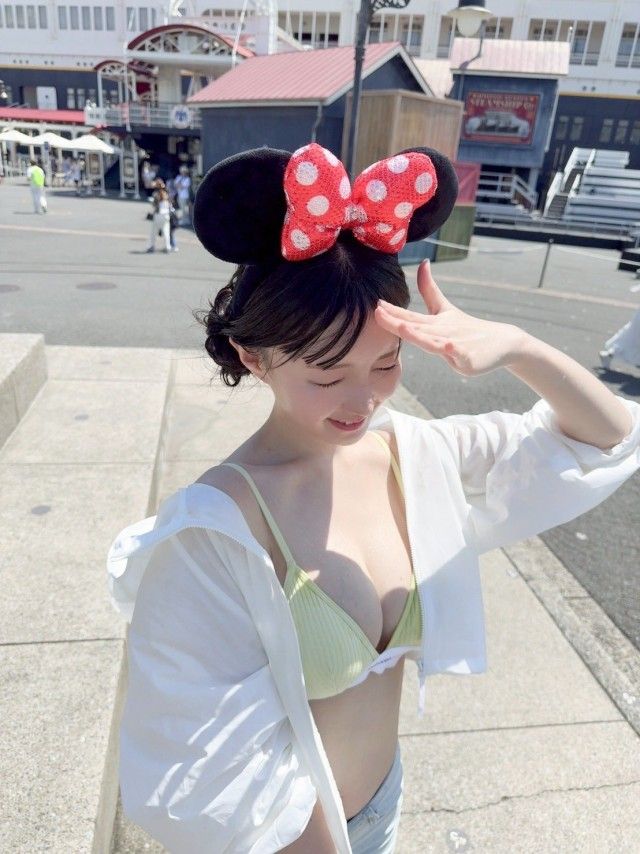 Diện đồ phản cảm tại khu vui chơi trẻ em, cô gái bị dân mạng chỉ trích: Từ