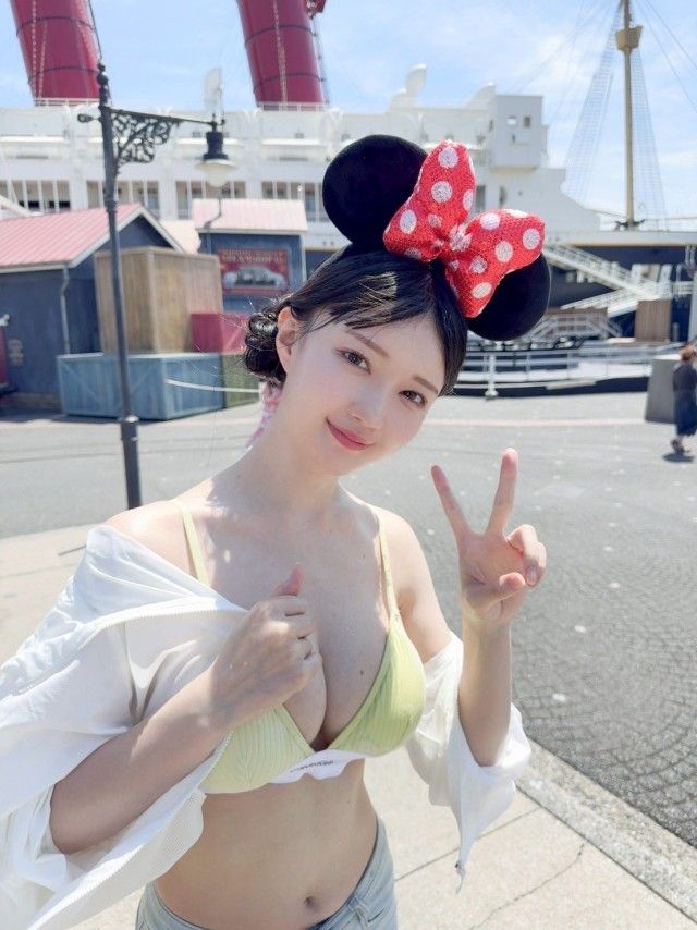 Diện đồ phản cảm tại khu vui chơi trẻ em, cô gái bị dân mạng chỉ trích: Từ